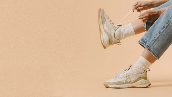 Nursing Shoes for Flat Feet: 4 Factors to Consider